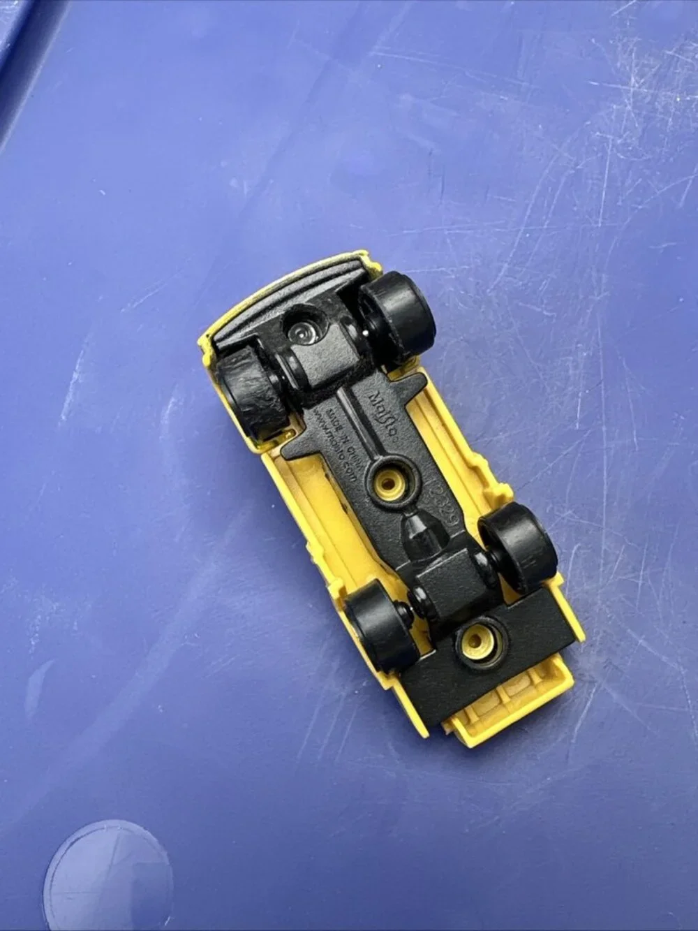 Maisto Ladder Truck Semi Flat Bed Die Cast Toy Vehicle Yellow 1:64